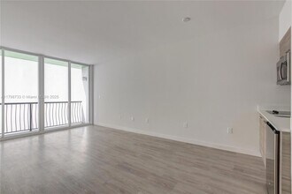 1756 N Bayshore Dr, Unit 10K in Miami, FL - Building Photo - Building Photo