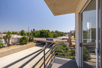 Archview Apartments in Studio City, CA - Building Photo - Interior Photo