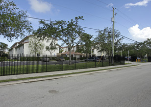 Leisure Villas in Homestead, FL - Building Photo - Building Photo