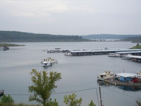 Yacht Club Apartments in Bull Shoals, AR - Foto de edificio