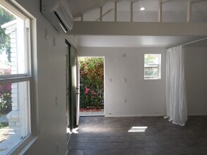 6661 Enfield Ave in Reseda, CA - Foto de edificio - Building Photo