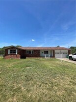 606 Cedar St in Springdale, AR - Building Photo