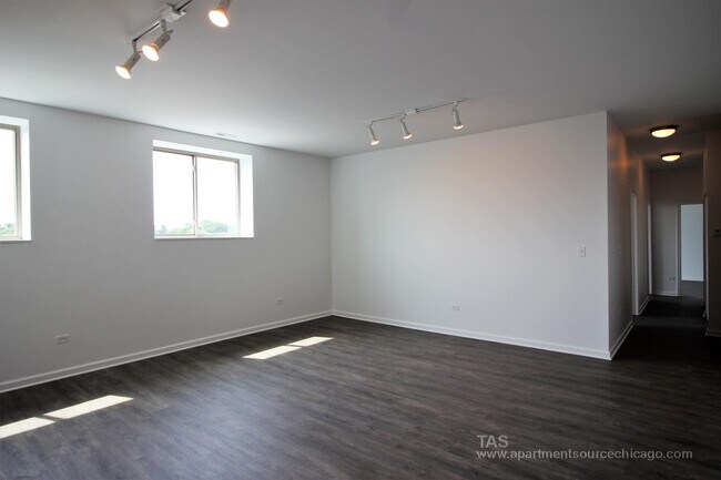 930 W Dakin St, Unit 205 in Chicago, IL - Building Photo - Building Photo