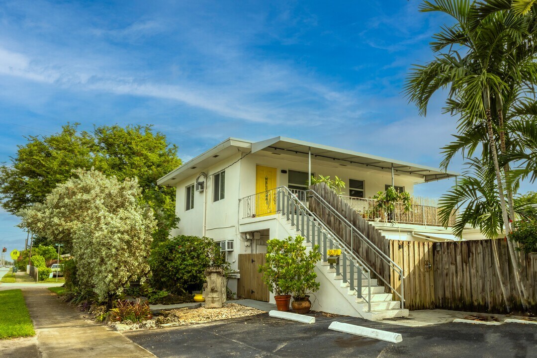 3670 NE 6th Ave in Oakland Park, FL - Building Photo