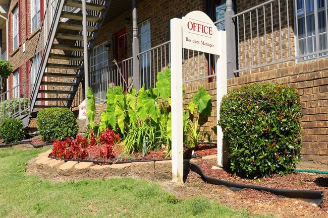 Chateau Glen Oaks Apartments in Fairfield, AL - Building Photo - Building Photo