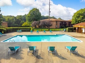 Westwood Village Apartments in Westland, MI - Foto de edificio - Building Photo