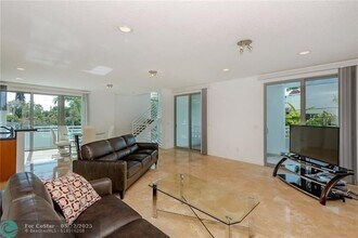 561 NE 15th Ave in Fort Lauderdale, FL - Building Photo - Building Photo