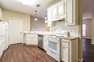 13541 Lake Breeze Ln in Willis, TX - Foto de edificio - Building Photo