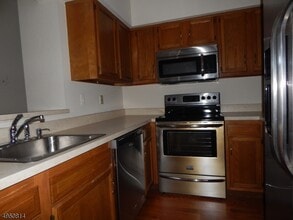 77 Wescott Rd in Bedminster, NJ - Building Photo - Building Photo
