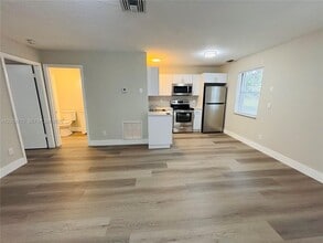 1011 SW 8th St in Hallandale Beach, FL - Building Photo - Building Photo