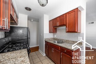 6011 N Winthrop Ave in Chicago, IL - Building Photo