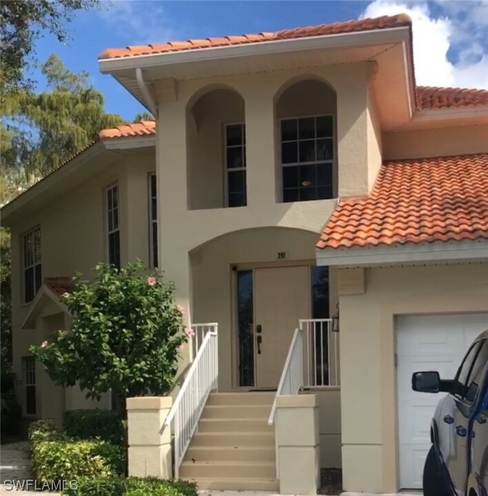 1061 Egrets Walk Cir in Naples, FL - Foto de edificio