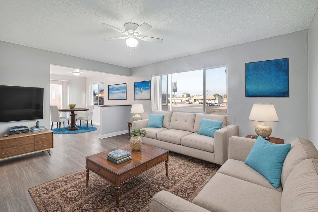 Riverside Ave in Rialto, CA - Foto de edificio