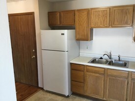 1112 Portland Dr in Bismarck, ND - Building Photo