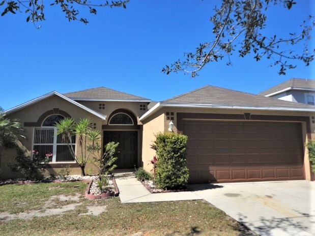 12927 Kings Lake Dr in Gibsonton, FL - Building Photo