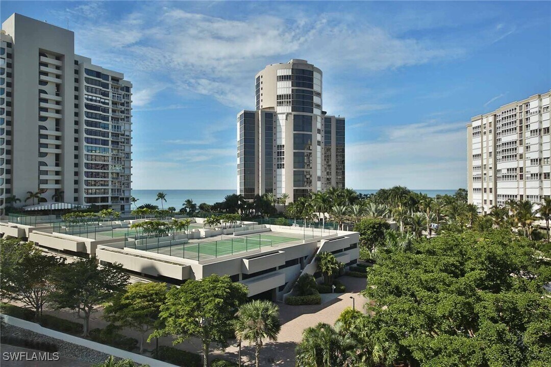 4255 Gulf Shore Blvd N in Naples, FL - Foto de edificio