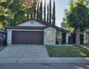 8544 Travary Way in Antelope, CA - Building Photo - Building Photo