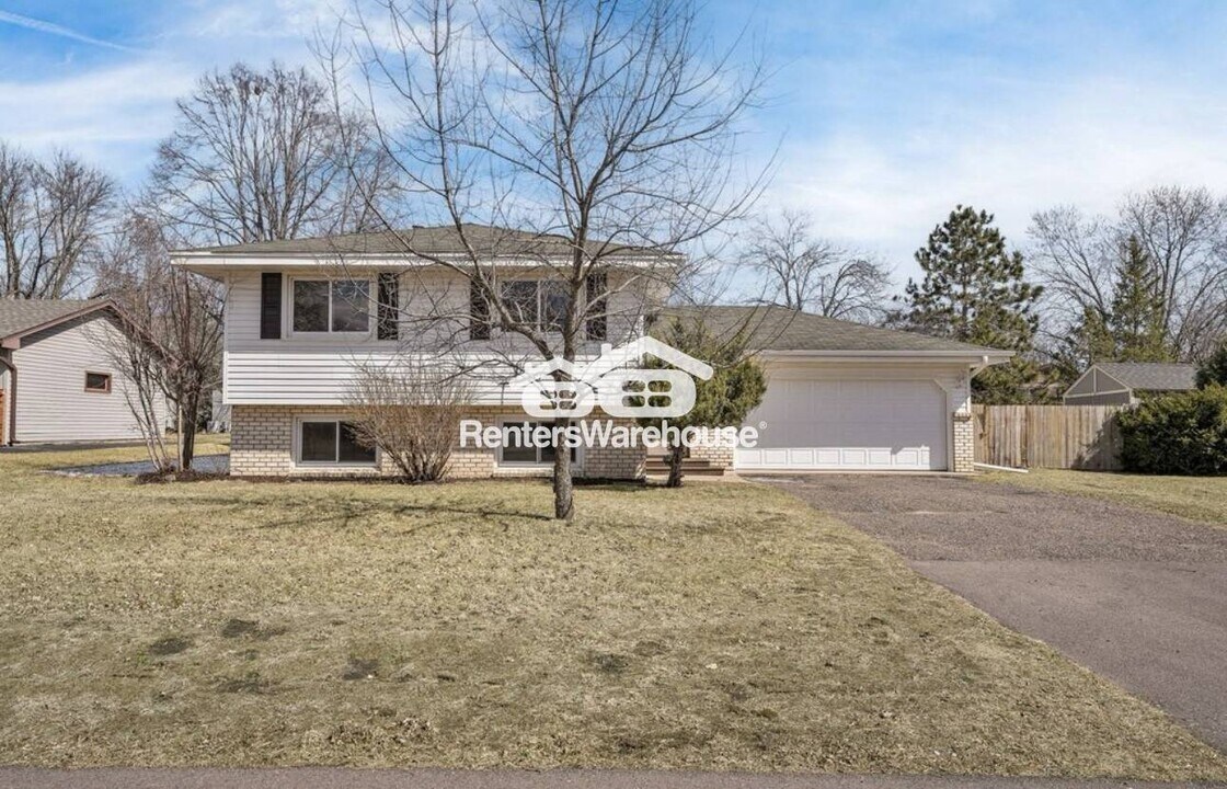7932 Regent Ave N in Minneapolis, MN - Building Photo