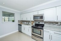 1390 NE 154th St in North Miami Beach, FL - Building Photo - Building Photo