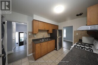 9 Stoney Creek Dr in Toronto, ON - Building Photo - Building Photo