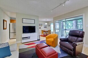 505 Cypress Point Dr in Mountain View, CA - Building Photo