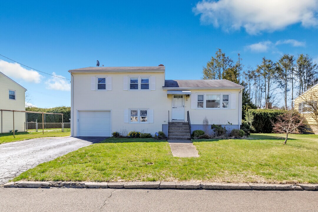 27 Ranch Dr in Bridgeport, CT - Building Photo