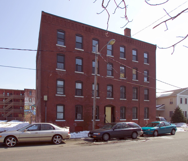 576 S East St in Holyoke, MA - Foto de edificio - Building Photo