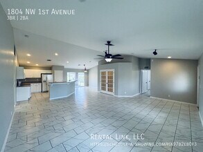 1804 NW 1st Ave in Cape Coral, FL - Foto de edificio - Building Photo