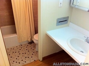 1110 Commonwealth Ave, Unit 305 in Boston, MA - Building Photo - Building Photo