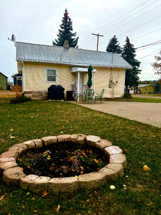 105 3rd Ave W in Columbia Falls, MT - Building Photo