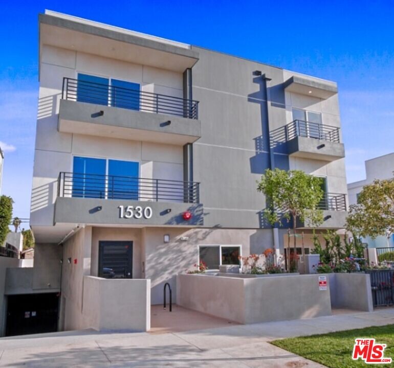 1530 S Hayworth Ave in Los Angeles, CA - Building Photo