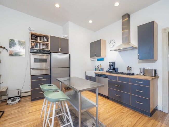 225 Pine St in Jersey City, NJ - Building Photo - Building Photo