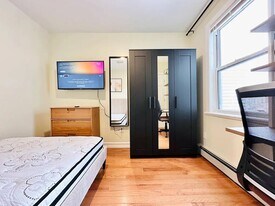 Furnished room/NOT APARTMENT, Unit 2 in Queens, NY - Building Photo