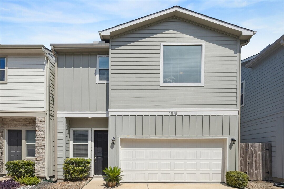 1815 Crestdale Dr in Houston, TX - Building Photo