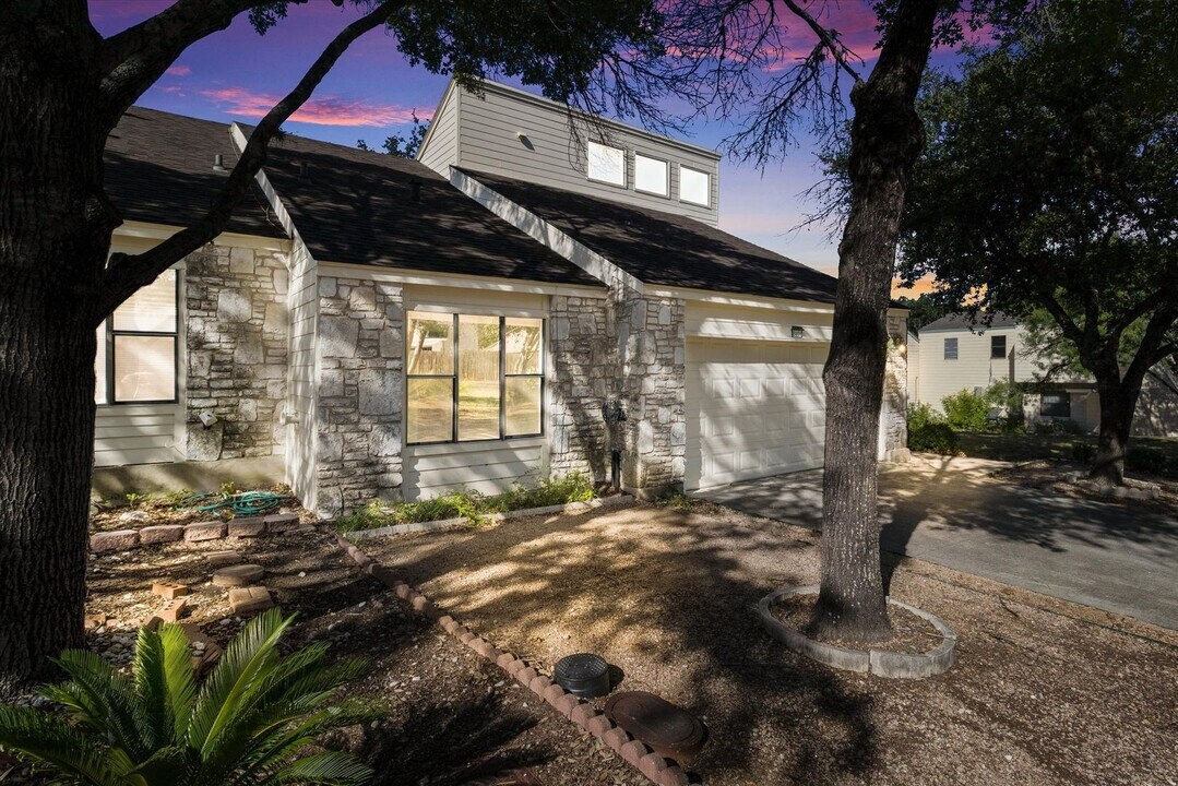8401 Echo Creek Ln in San Antonio, TX - Building Photo