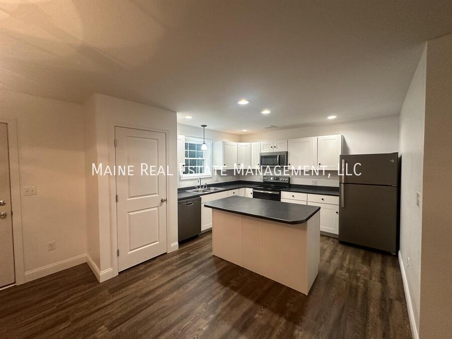 70 Basketball Ct in Bangor, ME - Building Photo