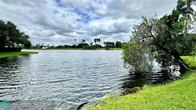 16401 Golf Club Rd in Weston, FL - Building Photo - Building Photo