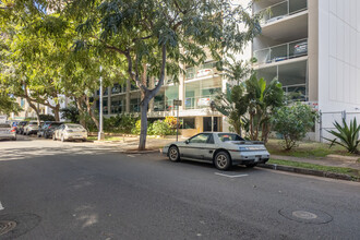 The Keoni Ana in Honolulu, HI - Building Photo - Building Photo