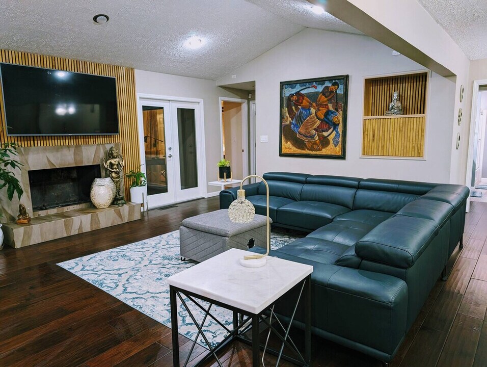 1366 Lake Colony Dr in Marietta, GA - Foto de edificio