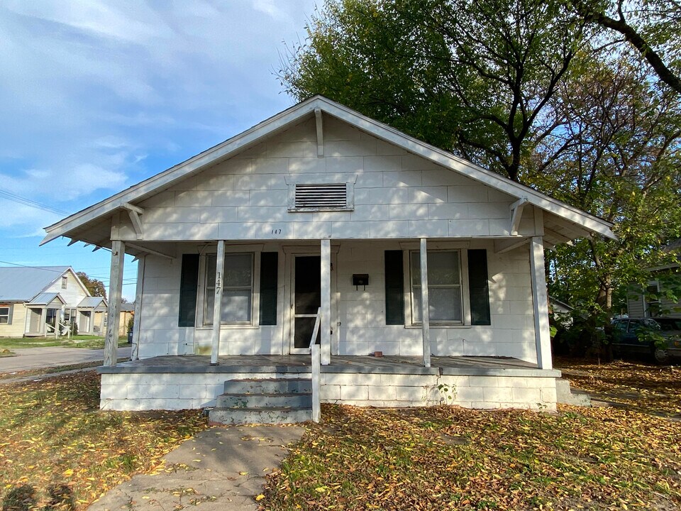 147 N Lewis Pl in Tulsa, OK - Building Photo