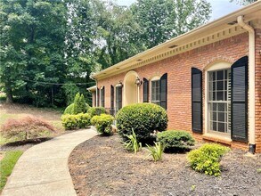 880 Richmond Hill Dr in Marietta, GA - Building Photo - Building Photo