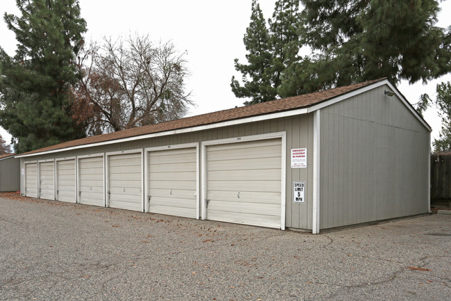 Heather Court Apartments in Clovis, CA - Building Photo - Building Photo