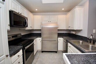 21372 Brookhurst St in Huntington Beach, CA - Building Photo - Building Photo