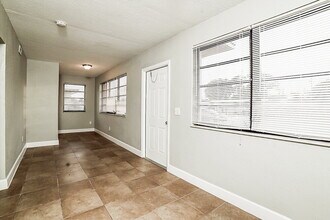 16401 NW 21st Ave in Opa Locka, FL - Foto de edificio - Building Photo