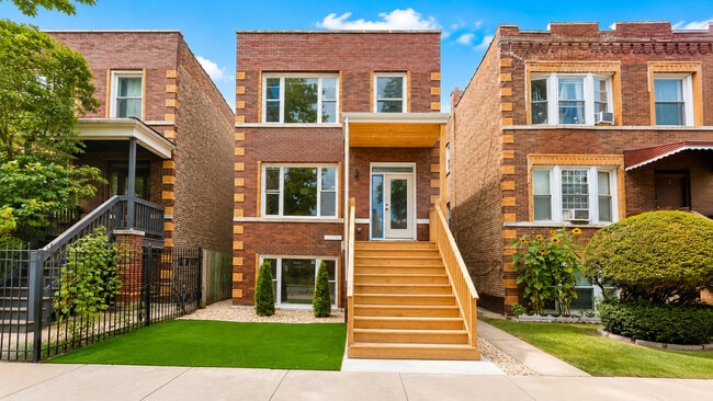 3136 N Ridgeway Ave