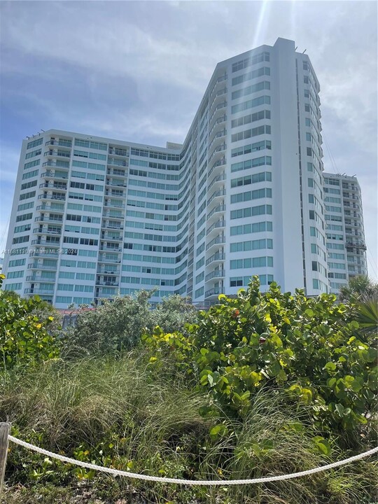 7135 Collins Ave in Miami, FL - Building Photo