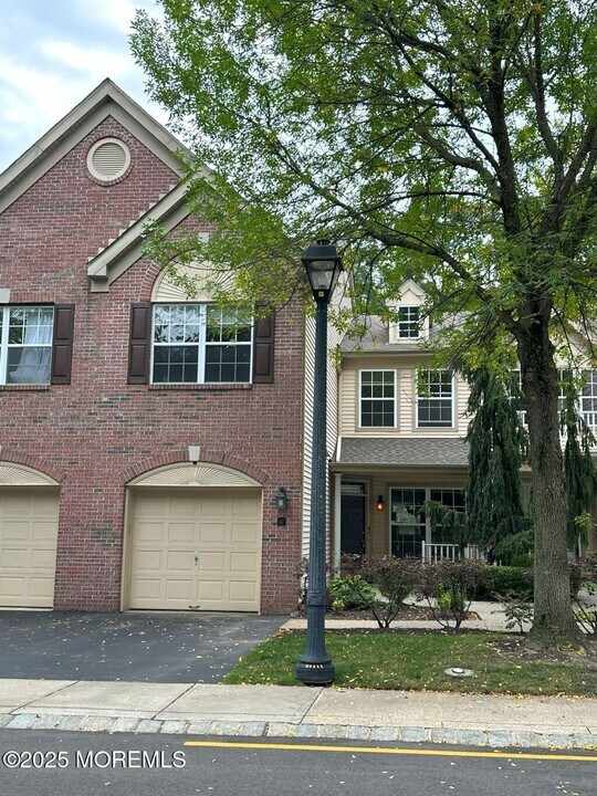 47 Poplar Ln in Holmdel, NJ - Building Photo