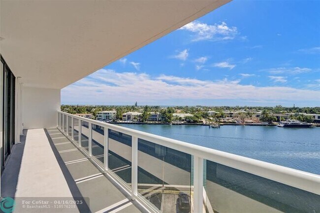 20515 E Country Club Dr in Miami, FL - Building Photo - Building Photo