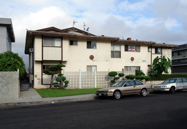 11971 Eucalyptus Ave in Hawthorne, CA - Foto de edificio - Building Photo