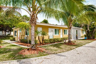 Villas By The Beach Apartments in Deerfield Beach, FL - Building Photo